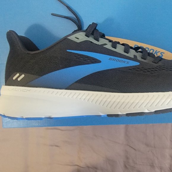 Brooks Launch 8 - Picture 1 of 5